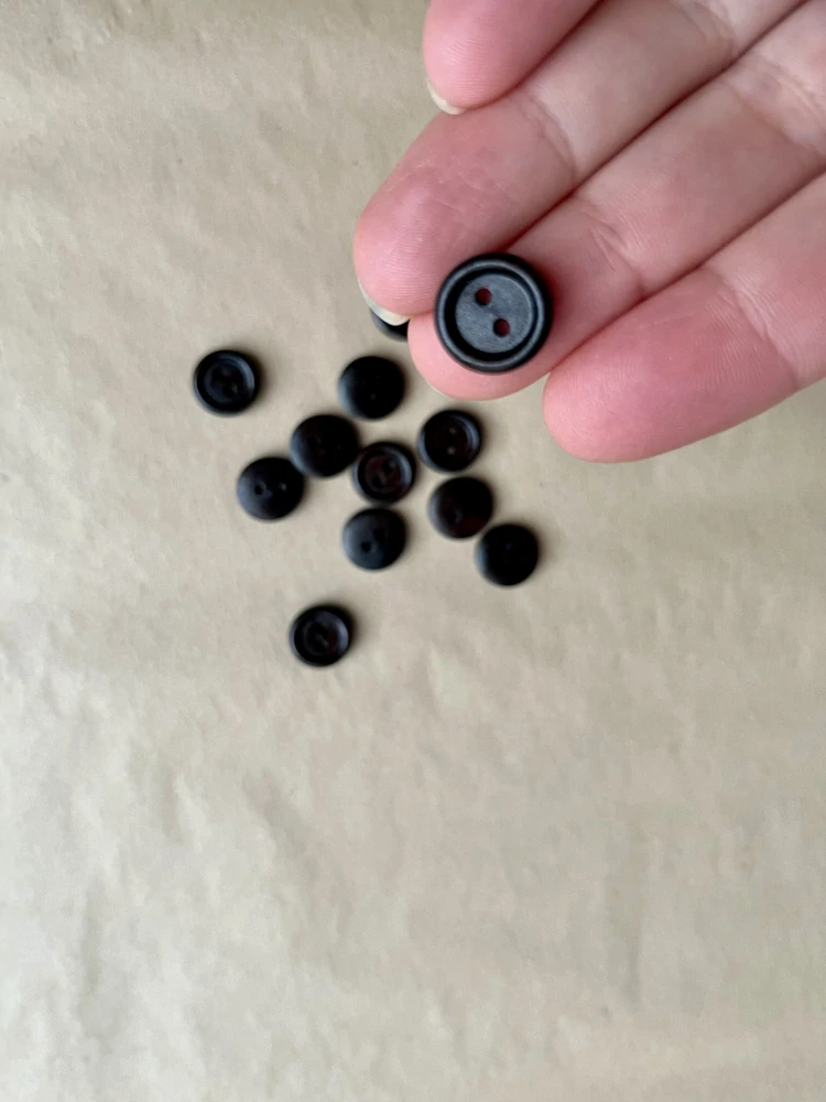 Tmavě hnědý dřevěný knoflík, 13mm 